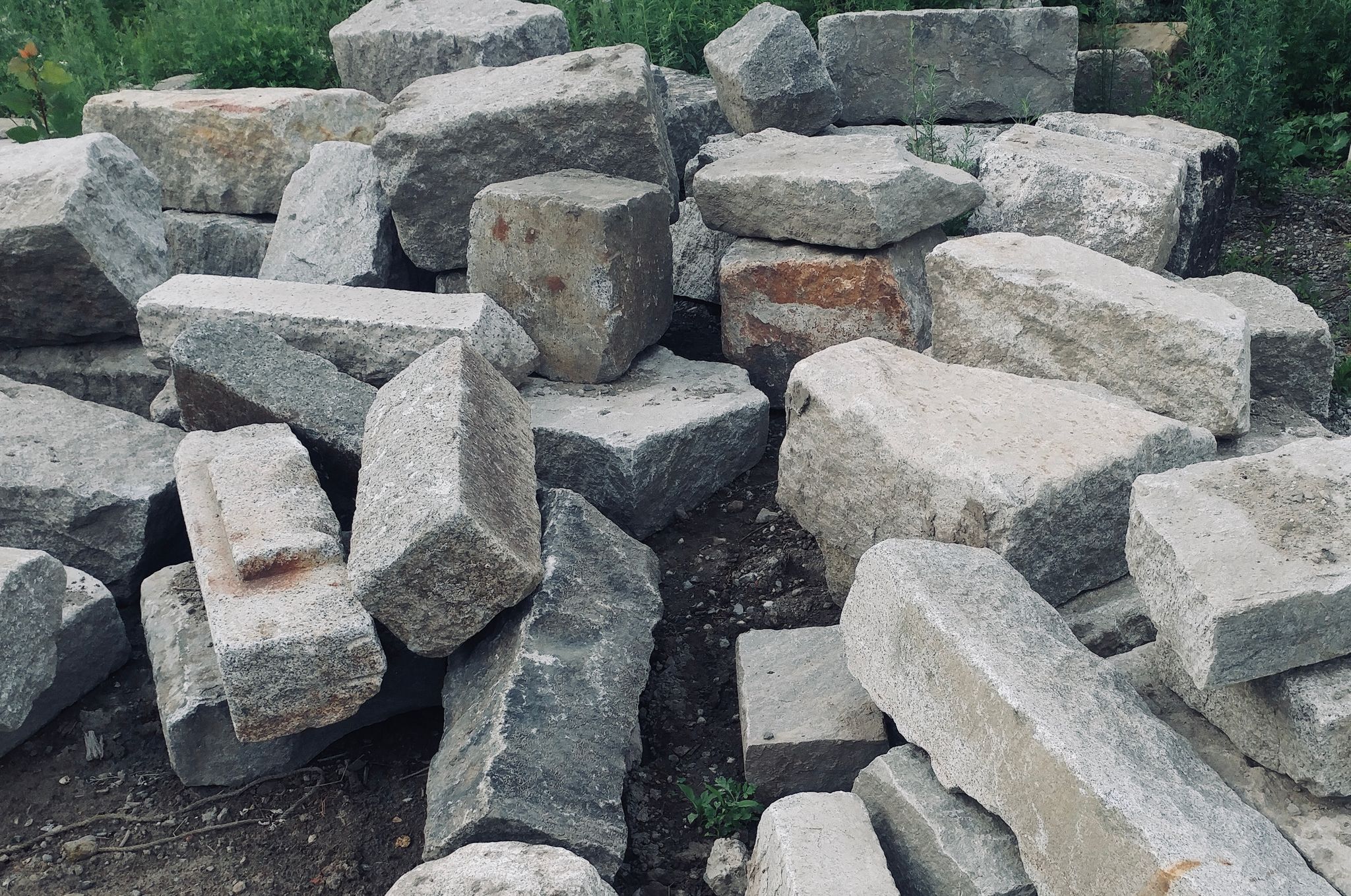 Reclaimed Granite Block Wallstone - Block Mix